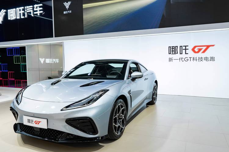 重庆96哪吒汽车在智能汽车领域的表现，领途汽车在新能源汽车市场中的影响力